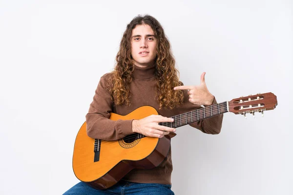 Joven Hombre Caucásico Tocando Guitarra Aislado Persona Señalando Mano Espacio —  Fotos de Stock