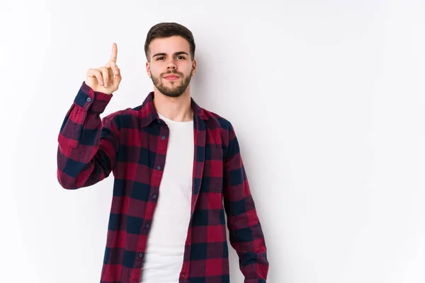 Jeune Homme Caucasien Posant Dans Fond Blanc Isolé Montrant Numéro — Photo