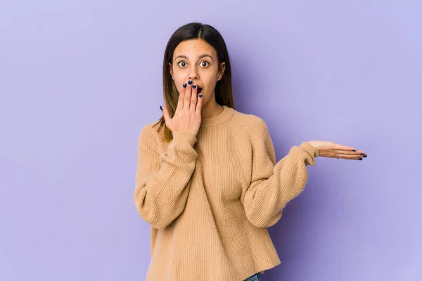 Junge Frau Auf Violettem Hintergrund Beeindruckt Mit Kopierraum Auf Handfläche — Stockfoto