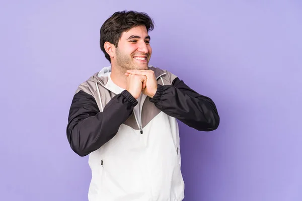 Jovem Isolado Fundo Roxo Mantém Mãos Sob Queixo Está Olhando — Fotografia de Stock