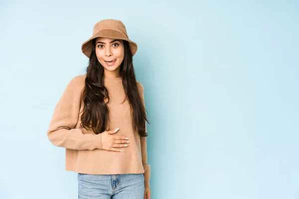 Mujer India Joven Con Sombrero Aislado Sobre Fondo Azul Toca — Foto de Stock