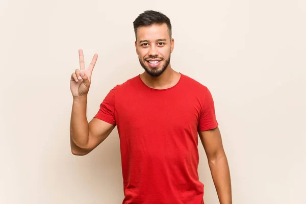 Joven Hombre Sudasiático Alegre Despreocupado Mostrando Símbolo Paz Con Los —  Fotos de Stock