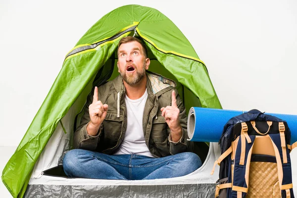 Sunbae, beyaz arka planda izole edilmiş bir çadırın içinde ağzı açık bir şekilde üst tarafı gösteriyor..