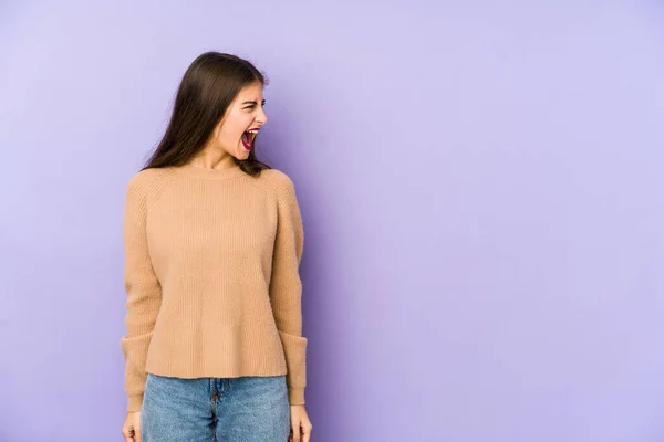 Mulher Caucasiana Jovem Isolado Fundo Roxo Gritando Muito Irritado Conceito — Fotografia de Stock