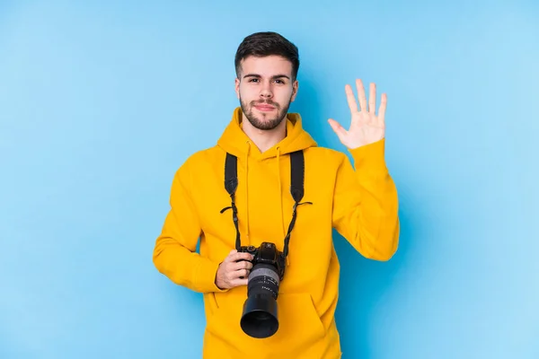 Joven Caucásico Fotógrafo Hombre Aislado Sonriente Alegre Mostrando Número Cinco — Foto de Stock