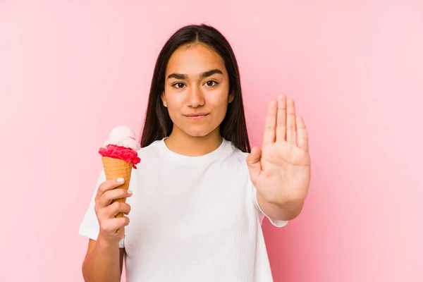 年轻的亚洲女人 手里拿着冰淇淋 孤零零地站在那里 伸出一只手 显示出停止的迹象 阻止了你 — 图库照片