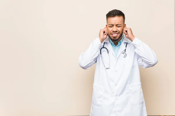 Joven Sur Asiático Médico Hombre Cubriendo Orejas Con Manos —  Fotos de Stock