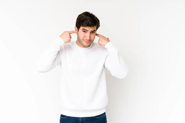 Νεαρός Άνδρας Απομονωμένος Λευκό Φόντο Που Καλύπτει Αυτιά Δάχτυλα Στρεσαρισμένος — Φωτογραφία Αρχείου