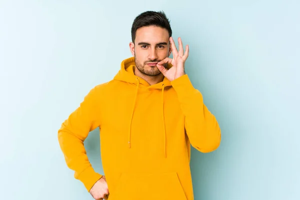 Jovem Caucasiano Isolado Fundo Azul Com Dedos Nos Lábios Mantendo — Fotografia de Stock