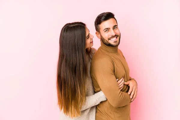 Joven Pareja Caucásica Aislada Mira Lado Sonriente Alegre Agradable —  Fotos de Stock