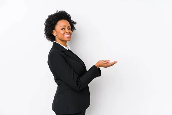 Afro Amerikaanse Zakenvrouw Van Middelbare Leeftijd Tegen Een Witte Achtergrond — Stockfoto