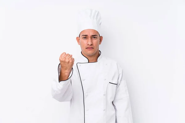 年轻的拉丁厨师被隔离 在镜头前露出拳头和咄咄逼人的表情 — 图库照片