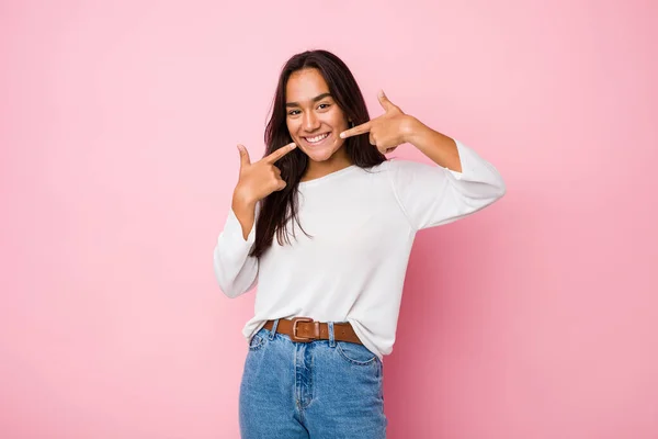 Joven Mujer India Mestiza Sonríe Señalando Con Los Dedos Boca —  Fotos de Stock