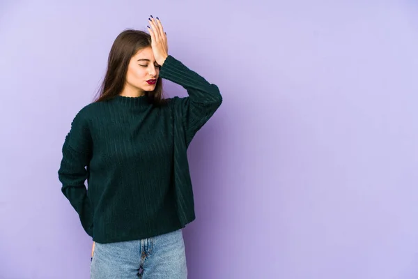 Ung Kaukasisk Kvinna Isolerad Lila Bakgrund Glömmer Något Slå Pannan — Stockfoto