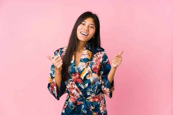 Giovane Donna Asiatica Indossa Pigiama Kimono Alzando Entrambi Pollici Verso — Foto Stock