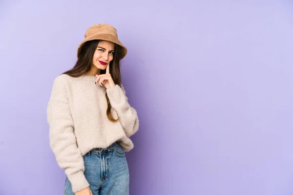 Mujer Caucásica Joven Aislada Sobre Fondo Púrpura Contemplando Planeando Una — Foto de Stock