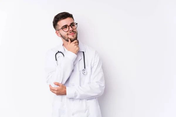 Joven Médico Caucásico Hombre Aislado Mirando Lado Con Expresión Dudosa —  Fotos de Stock