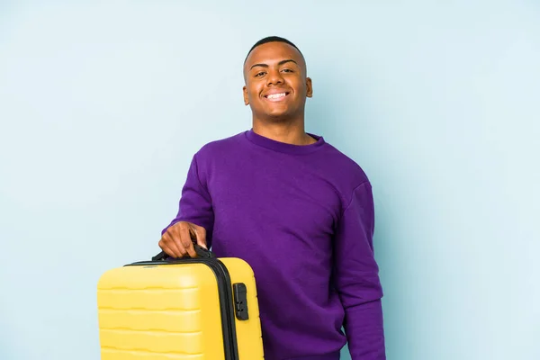 Jeune Voyageur Homme Tenant Une Valise Isolé Heureux Souriant Joyeux — Photo