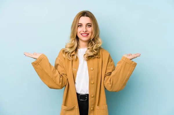 Jeune Blonde Jolie Femme Isolée Fait Échelle Avec Les Bras — Photo