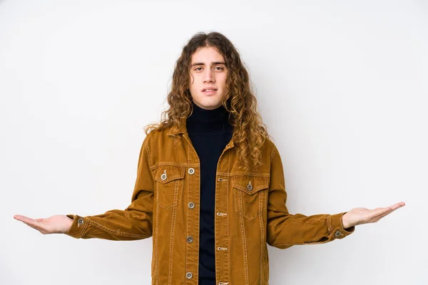 Homem Cabelo Longo Posando Isolado Mostrando Uma Expressão Bem Vinda — Fotografia de Stock