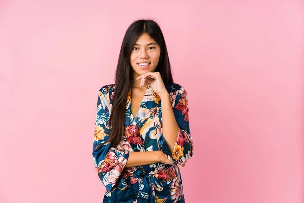 Joven Mujer Asiática Usando Pijama Kimono Sonriendo Feliz Confiado Tocando —  Fotos de Stock