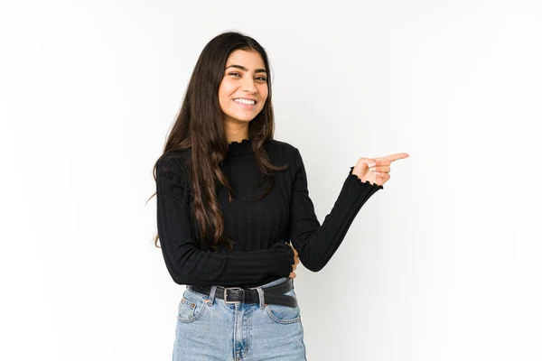 Jovem Indiana Mulher Isolado Roxo Fundo Sorrindo Alegremente Apontando Com — Fotografia de Stock