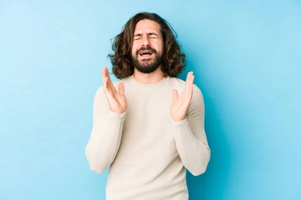 Joven Hombre Pelo Largo Aislado Sobre Fondo Azul Alegre Riendo — Foto de Stock