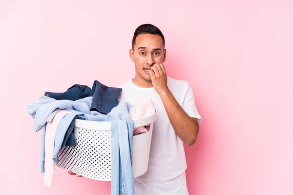 Ung Latinmann Plukker Opp Skitne Klær Isolerte Negler Nervøse Veldig – stockfoto