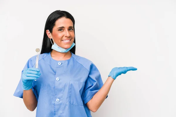 Mujer Dentista Aislada Sobre Fondo Blanco Mostrando Espacio Copia Una —  Fotos de Stock