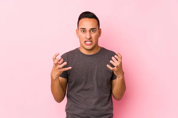 Yooung Latino Homem Posando Fundo Rosadodupset Gritando Com Mãos Tensas — Fotografia de Stock