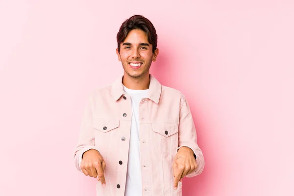 Joven Hombre Caucásico Posando Fondo Rosa Aislado Apunta Hacia Abajo — Foto de Stock