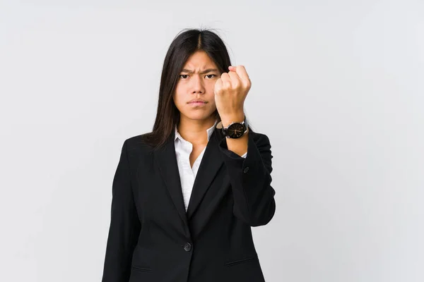 若いアジアのビジネス女性は カメラに拳を示す 積極的な顔の表情 — ストック写真