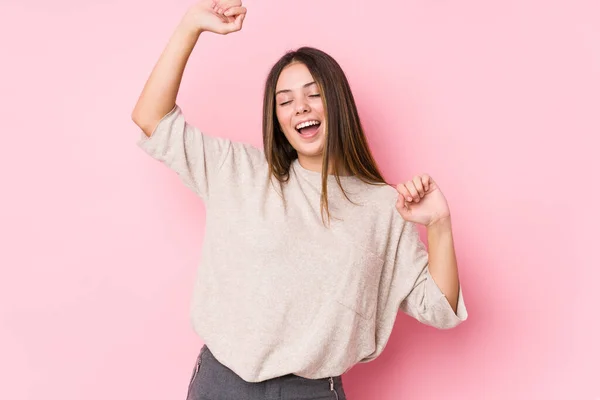 Joven Mujer Caucásica Posando Aislada Celebrando Día Especial Salta Levanta — Foto de Stock