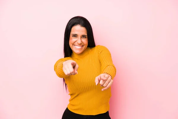 Young Caucasian Woman Isolated Pink Background Cheerful Smiles Pointing Front — Stock Photo, Image