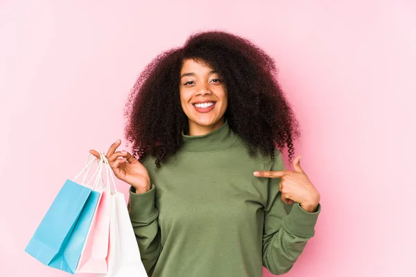 Mladý Afro Žena Nakupování Izolovaný Mladý Afro Žena Nakupující Izolamladý — Stock fotografie