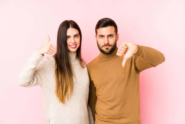 Kafkasyalı Genç Çift Izole Edilmiş Baş Parmaklarını Gösteriyorlar Zor Seçim — Stok fotoğraf