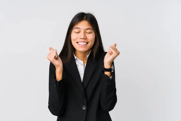 若いアジアのビジネス女性は 幸せと成功を感じて拳を上げる 勝利のコンセプト — ストック写真