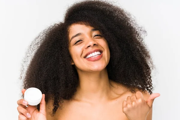 Joven Afro Mujer Sosteniendo Una Crema Hidratante Aislado Sonriendo Levantando — Foto de Stock