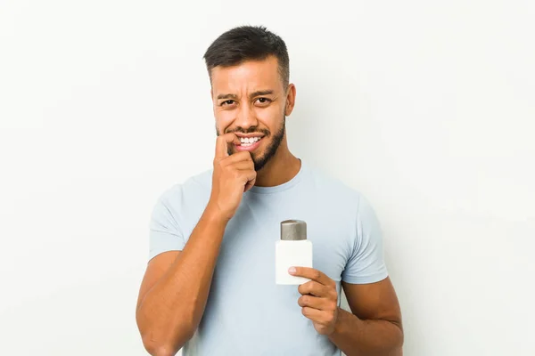 Joven Hombre Sudasiático Sosteniendo Una Crema Después Afeitarse Mordiendo Las — Foto de Stock