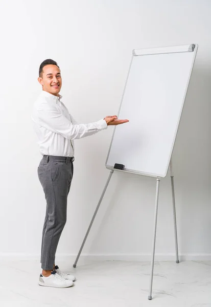 Young Latin Coaching Man Whiteboard Isolated Holding Copy Space Palm — Stock Photo, Image