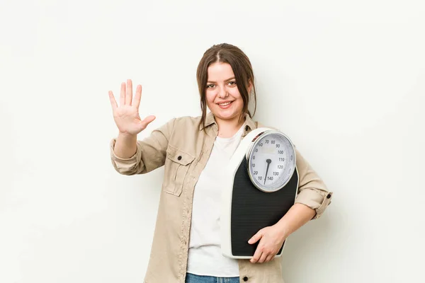 Young Curvy Woman Holding Scale Smiling Cheerful Showing Number Five — Stock Photo, Image