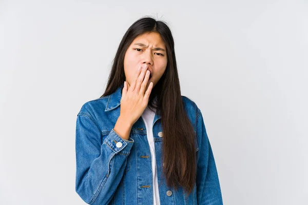 Jovem Mulher Asiática Bocejando Mostrando Gesto Cansado Cobrindo Boca Com — Fotografia de Stock
