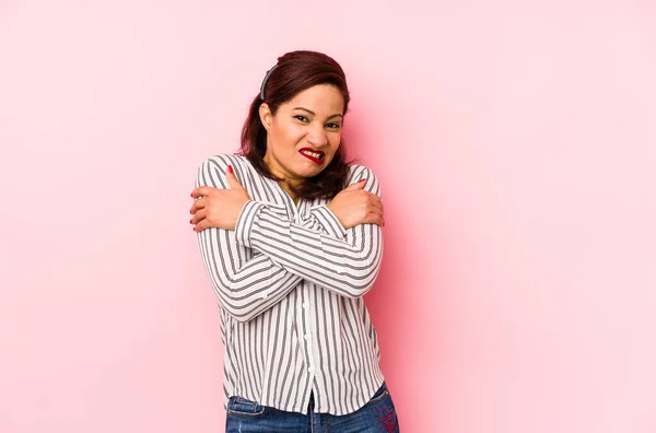 Mulher Latina Meia Idade Isolada Fundo Rosa Indo Frio Devido — Fotografia de Stock