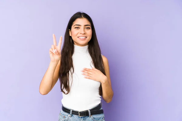 Jovem Indiana Isolada Fundo Roxo Fazendo Juramento Colocando Mão Peito — Fotografia de Stock