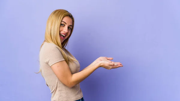 Young Blonde Woman Isolated Purple Background Holding Copy Space Palm — Stock Photo, Image
