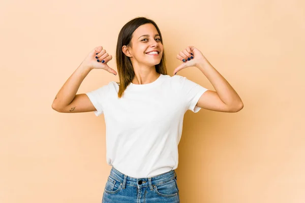 Ung Kvinna Isolerad Beige Bakgrund Känns Stolt Och Självsäker Exempel — Stockfoto