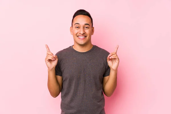 Yooung Lateinisch Mann Posiert Einem Rosa Hintergrund Zeigt Mit Beiden — Stockfoto