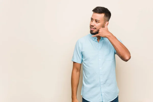 Joven Hombre Sudasiático Mostrando Gesto Llamada Telefónica Móvil Con Los —  Fotos de Stock