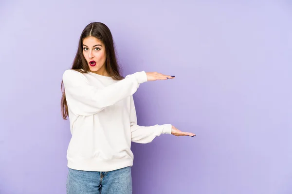 Mulher Caucasiana Jovem Isolado Fundo Roxo Chocado Espantado Segurando Espaço — Fotografia de Stock