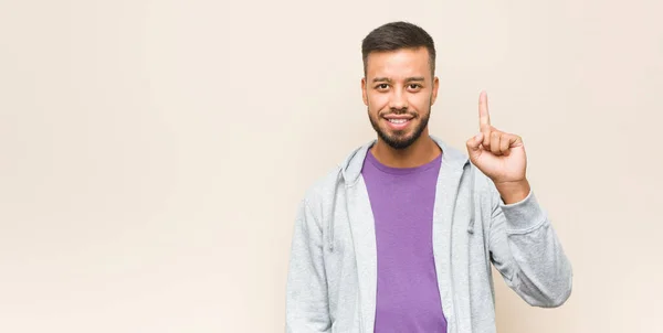 Joven Hombre Sudasiático Mostrando Número Uno Con Dedo —  Fotos de Stock